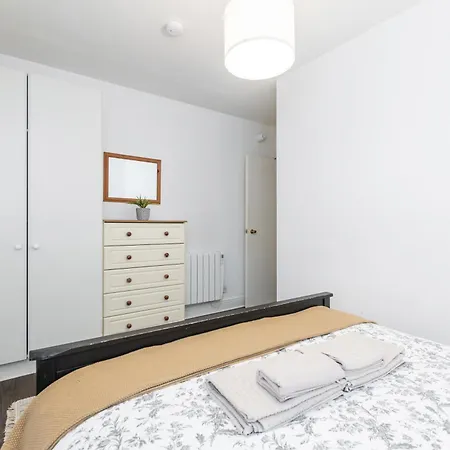 Apartman Lovely 2-bed In The Heart Of *