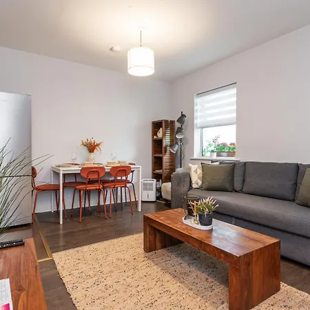 Lovely 2-bed In The Heart Of Апартаменты *