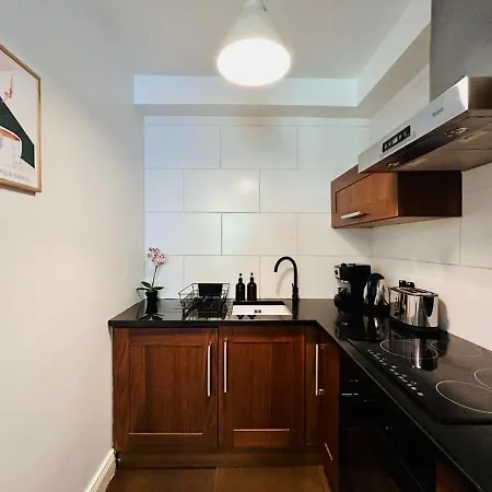 Lovely 2-bed In The Heart Of Lägenhet *