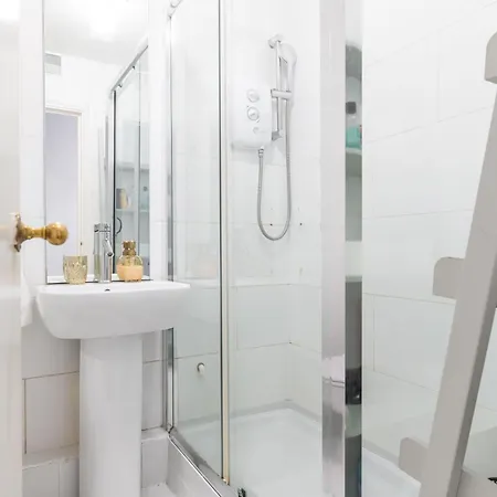 Lovely 2-bed In The Heart Of 公寓