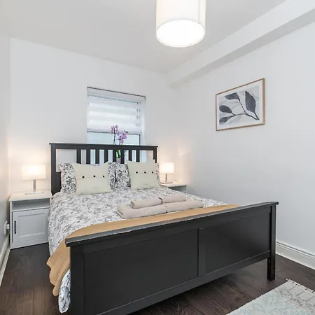 Lovely 2-bed In The Heart Of Lägenhet
