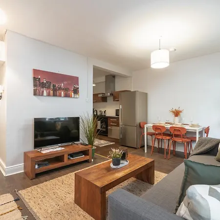 Lovely 2-bed In The Heart Of Lägenhet